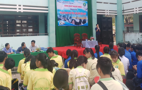Học sinh lớp 12 của trường THPT Phước Vĩnh hứng thú với  “Hoạch định mục tiêu cuộc đời hiệu quả”.