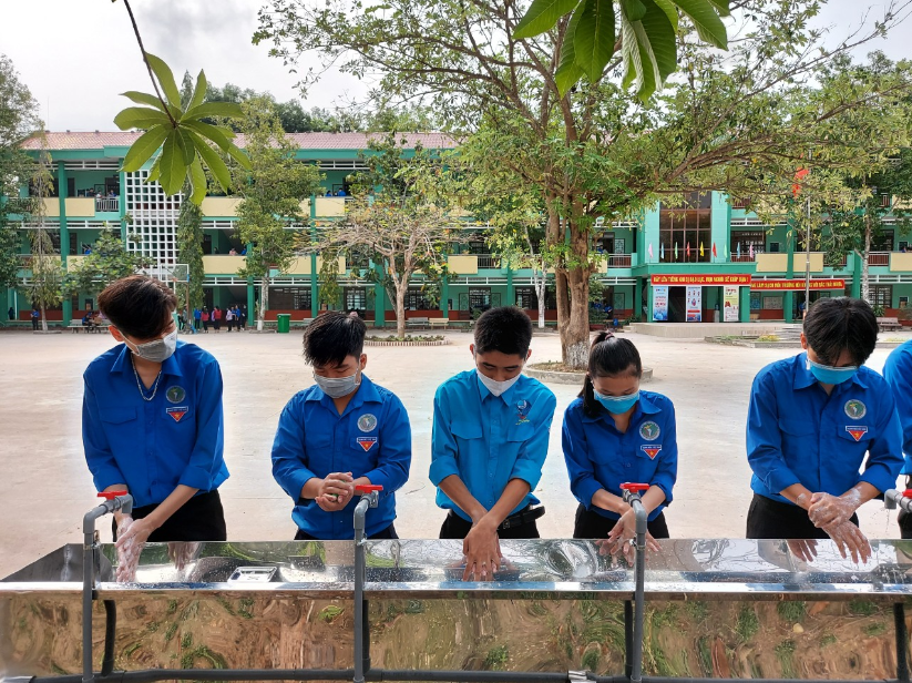 Học sinh Trường THPT Phước Vĩnh (huyện Phú Giáo) trong ngày đầu đi học lại sau kỳ nghỉ tết nguyên đán Canh Tý 2020 và thêm 4 tuần nghỉ phòng chống dịch Covid-19.